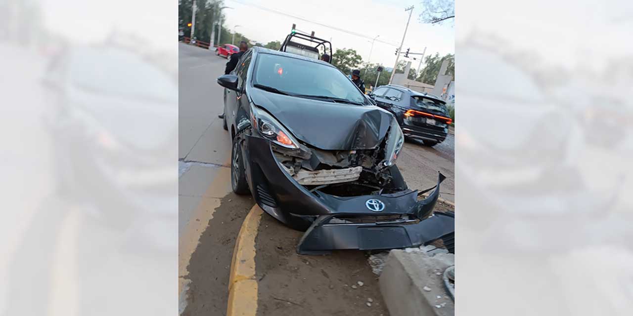 El incidente dejó a al conductor y acompañante con lesiones leves.