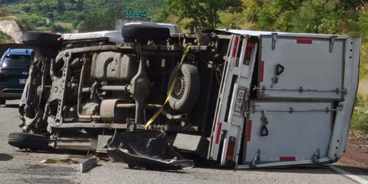 La camioneta volcó aparatosamente, quedando recostada del lado del copiloto.