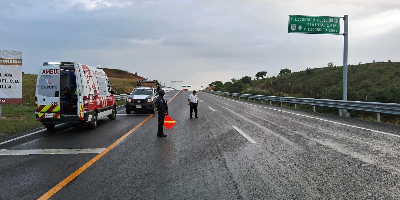 El conductor perdió el control de la unidad chocando contra el talud del cerro.