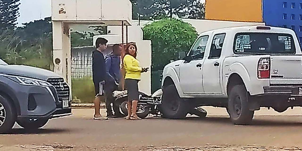 Una maniobra mal realizada ocasionó que la camioneta le cortara la circulación al motociclista arrollándolo.