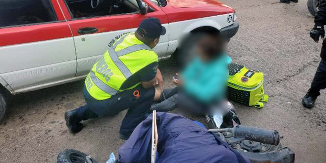 La motociclista fue trasladada al Hospital del IMSS.