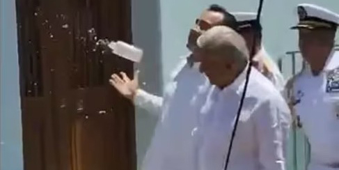 ¿Qué llevó a un abogado a lanzar una botella de agua contra AMLO en Veracruz?