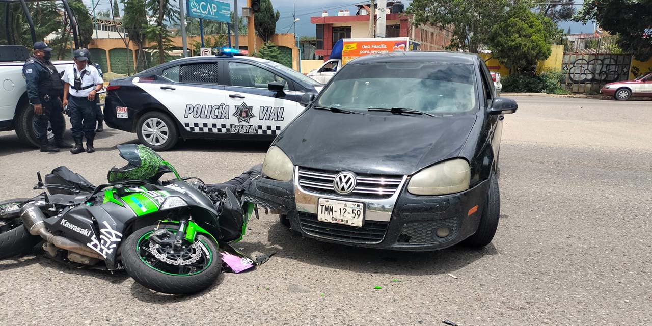 El conductor del vehículo huyó del lugar, dejando abandonado su auto y al motociclista.