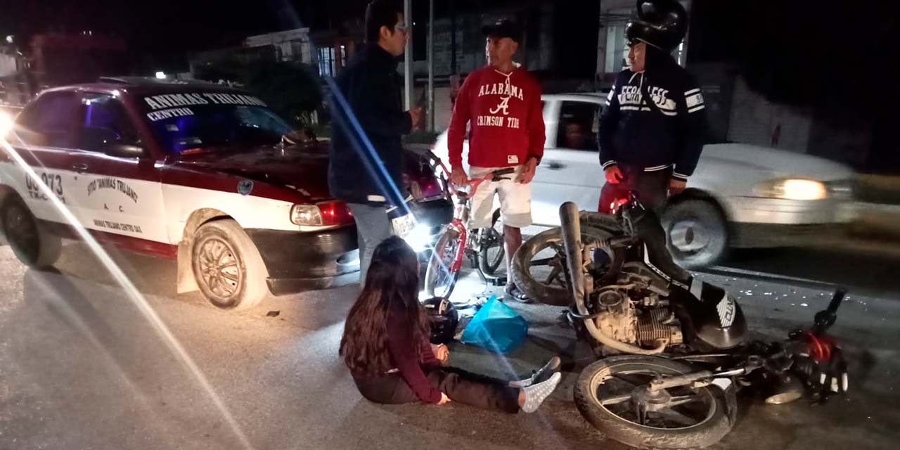 Taxi arrolla a motociclistas  en la colonia Miguel Alemán