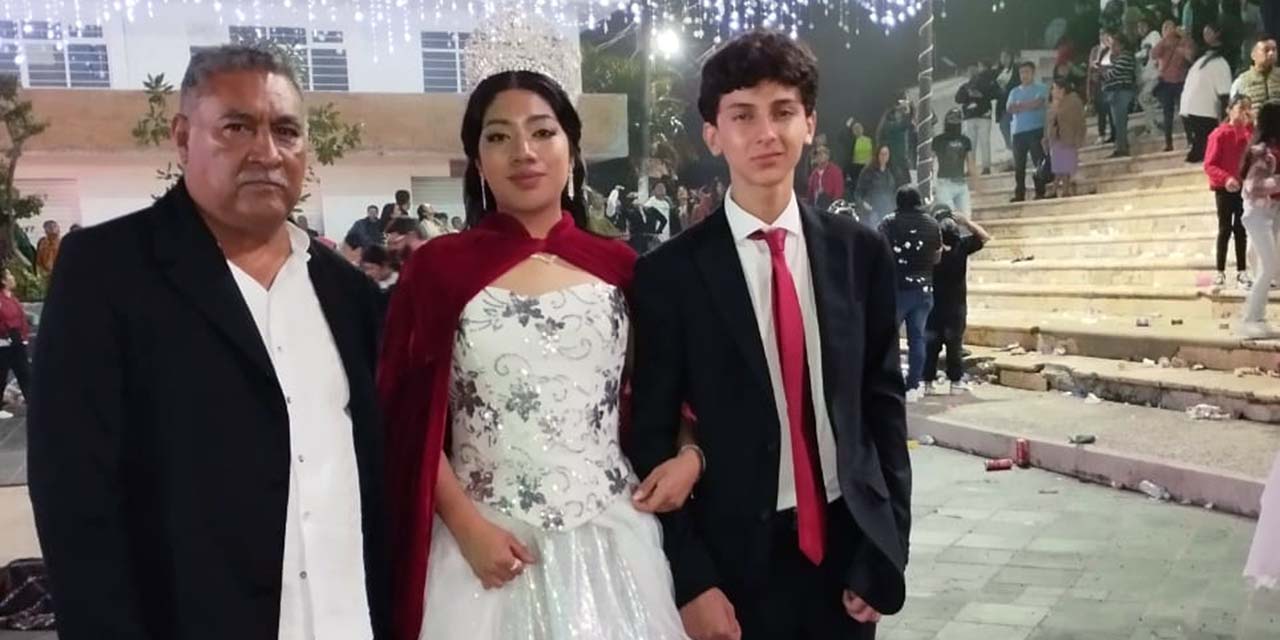 El director del Cobao 13 de Huautla y la Reyna de las Fiestas Patrias 2024.