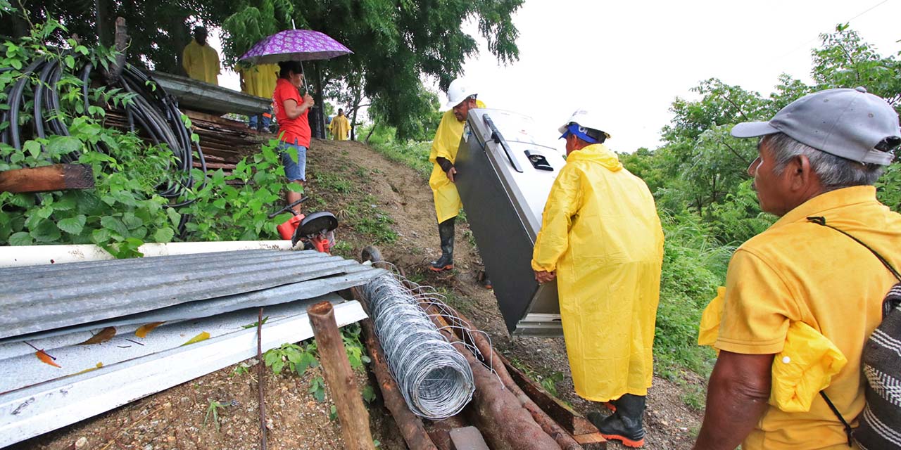 Fotos: Adrián Gaytán // Familias que habitan en la colonia Viva 2000 de Pinotepa Nacional, padecen inundaciones; fueron apoyadas por Protección Civil Municipal.