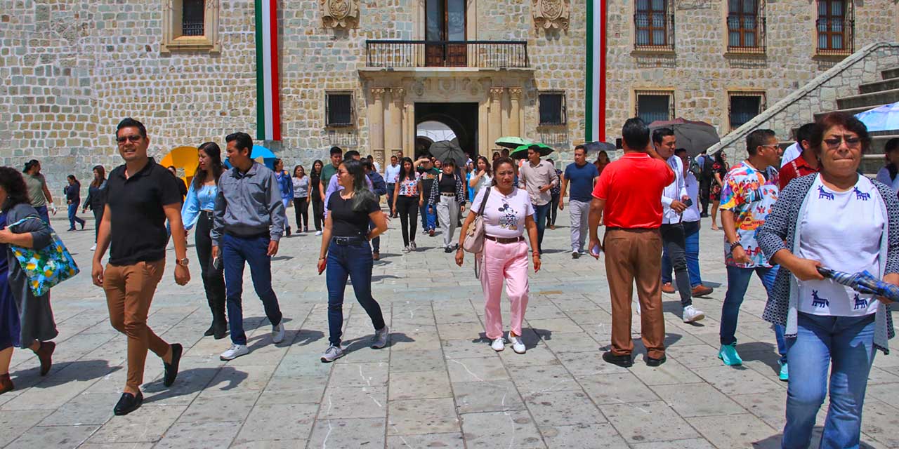 Foto: Adriàn Gaytàn // Funcionarios y empleados del Ayuntamiento de Oaxaca de Juárez, encabezados por el presidente municipal, Francisco Martínez Neri, participaron este jueves en el Simulacro Nacional 2024.