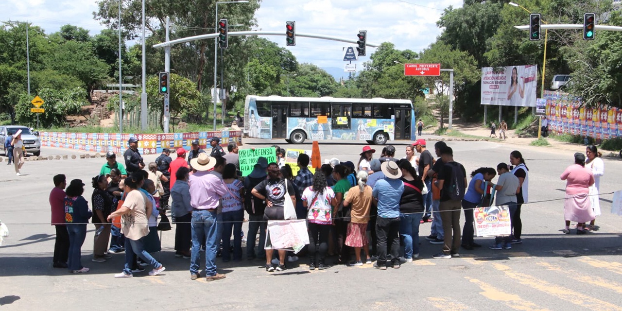 Con bloqueo permanente, vecinos rechazan reubicación del Monumento a la Madre