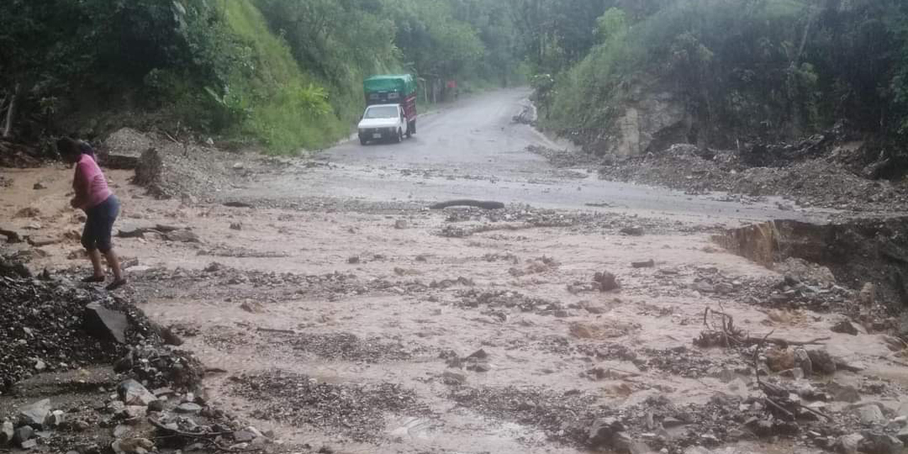 Lluvias dañan red carretera hacia la Costa y Sierra Sur
