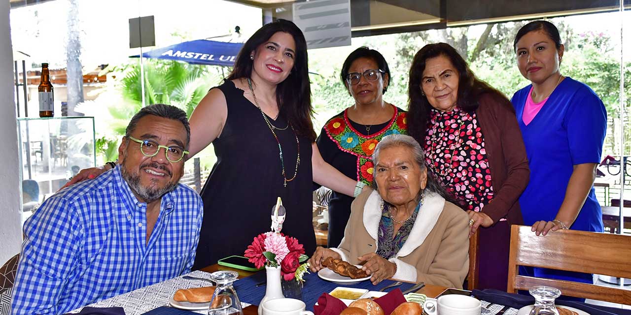 Foto: Rubén Morales // Jorge Teherán y Elsie Zavala, Carmelita Cervantes, Cande Hernández, Laura García con la festejada.