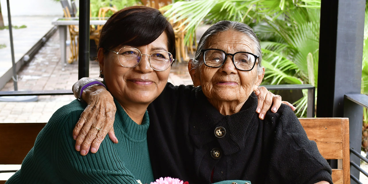 Fotos: Rubén Morales // Justina Alvarado Pérez con su mamá, la Sra. Alicia Pérez López.