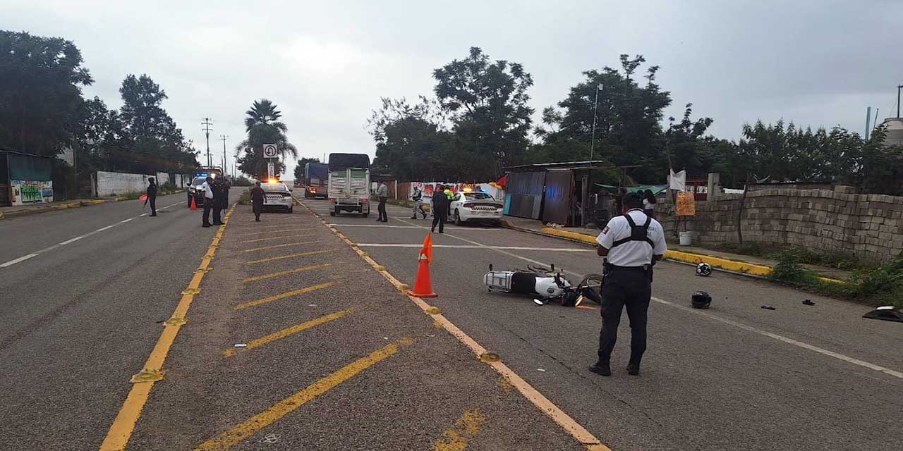 La pareja salió proyectada hacia la orilla de la carretera.