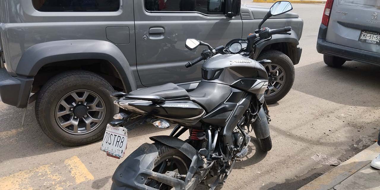 La unidad involucrada es una motocicleta Bajaj Pulsar NS160, de color gris, con placa estatal.
