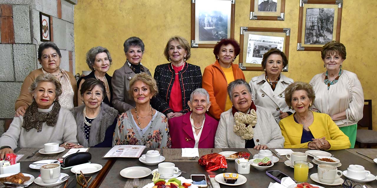 Fotos: Rubén Morales // Las cumpleañeras y sus amigas disfrutaron de un rico desayuno en un restaurante de la ciudad.