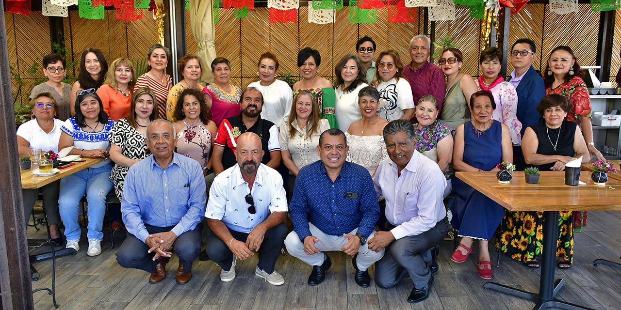 Foto: Rubén Morales // Los asistentes se tomaron la foto para recordar este momento tan especial para Natalia Castro.
