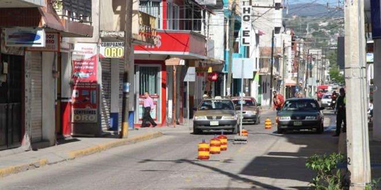 Oficiales de vialidad infraccionaron al conductor del camión por el accidente.