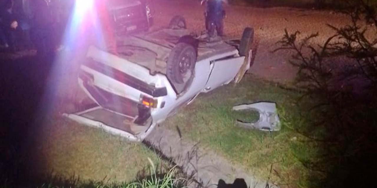Sufre volcadura  sobre carretera