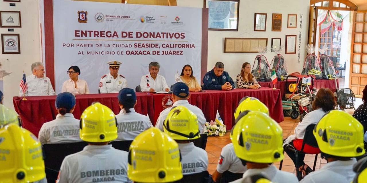 Foto: Municipio de Oaxaca de Juárez // Los bomberos de la capital fueron beneficiarios de equipamiento por parte de la ciudad hermana de Seaside, California.