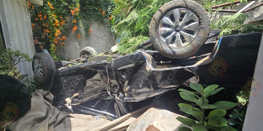 VIDEO | ¡Vive de milagro! Su camioneta se queda sin frenos y vuelca en ...