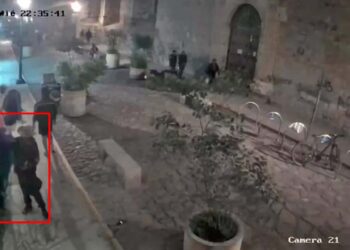 En el video muestra cómo el hombre desamarra la figura y se la lleva.