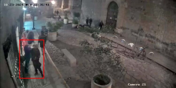 En el video muestra cómo el hombre desamarra la figura y se la lleva.