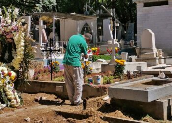 Foto: Álvaro Cuitláhuac López // La limpieza anual de las tumbas para recibir a los Fieles Difuntos.