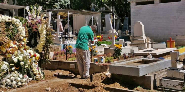 Foto: Álvaro Cuitláhuac López // La limpieza anual de las tumbas para recibir a los Fieles Difuntos.