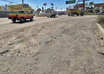 Foto: Luis Alberto Cruz // La negligencia y descuido de la autoridad municipal mantienen destrozadas las avenidas y calles de Santa Cruz Xoxocotlán.