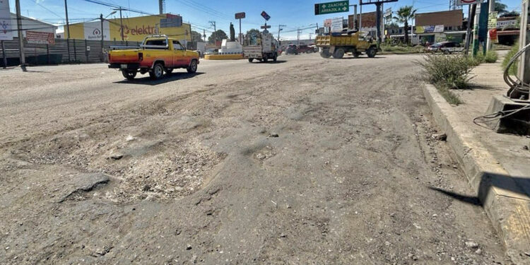 Foto: Luis Alberto Cruz // La negligencia y descuido de la autoridad municipal mantienen destrozadas las avenidas y calles de Santa Cruz Xoxocotlán.
