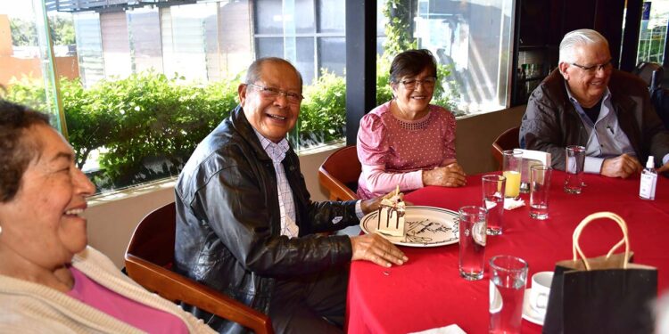 Fotos: Rubén Morales // Pedro Gaytán Ángeles estuvo muy contento festejando su cumpleaños.