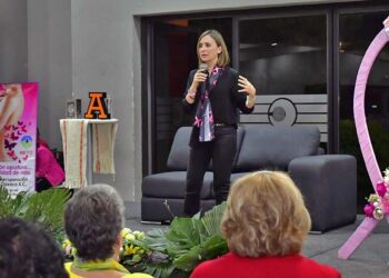 Fotos: Rubén Morales // La conferencista Castro de Alverde destacó cómo se enfrenta esta enfermedad al mismo tiempo de mantenerse fuerte.