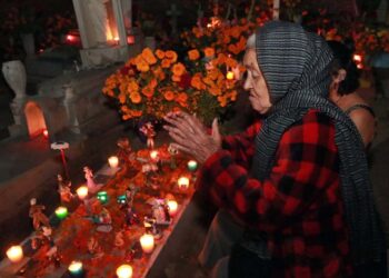 Fotos: Adrián Gaytán // Adultos mayores oraron para el descanso eterno de sus difuntos.