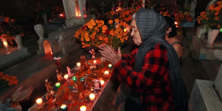 Fotos: Adrián Gaytán // Adultos mayores oraron para el descanso eterno de sus difuntos.