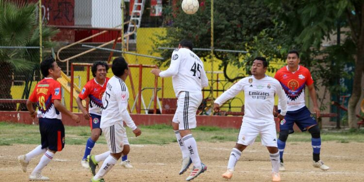 Foto: Leobardo García Reyes // Acciones del Torneo de Liga de futbol de veteranos.
