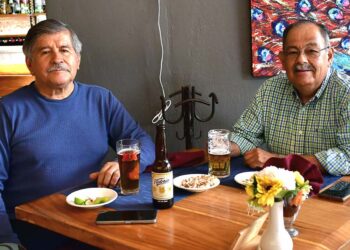 Foto: Rubén Morales // El gastroenterólogo Héctor Vásquez Ramírez con su amigo el contador Lauro Vásquez Arias.