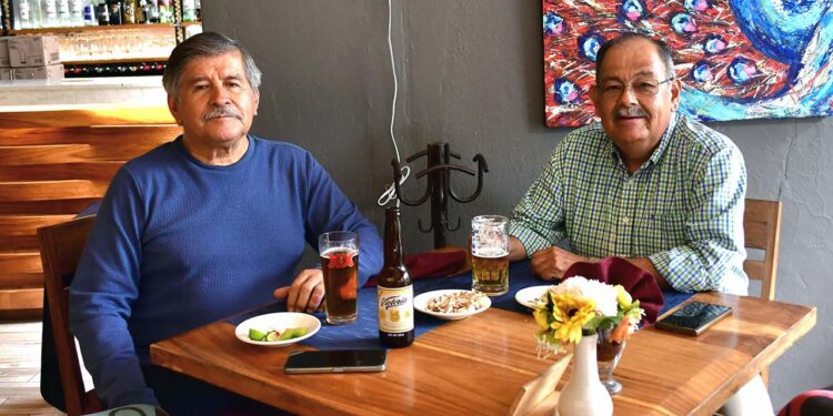 Foto: Rubén Morales // El gastroenterólogo Héctor Vásquez Ramírez con su amigo el contador Lauro Vásquez Arias.