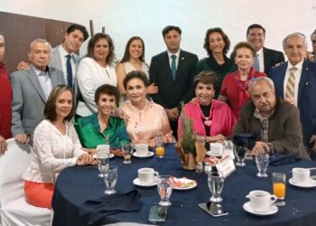 Fotos: Rubén Morales // El nuevo profesionista acompañado por sus abuelos, sus tíos, primos y de las familiares muy queridos.