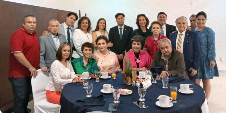 Fotos: Rubén Morales // El nuevo profesionista acompañado por sus abuelos, sus tíos, primos y de las familiares muy queridos.