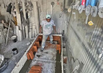 Foto: Álvaro Cuitláhuac López // Esteban Ortiz, con más de 38 años en el oficio de marmolero.