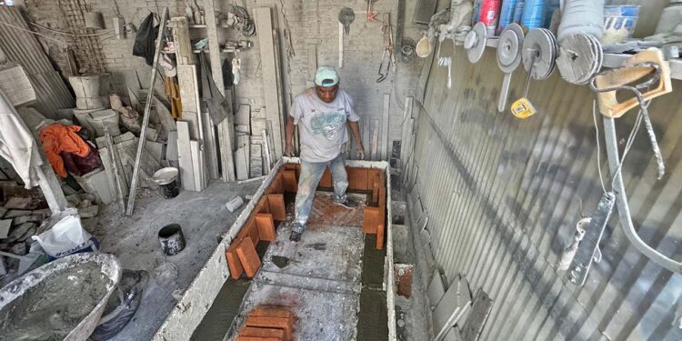 Foto: Álvaro Cuitláhuac López // Esteban Ortiz, con más de 38 años en el oficio de marmolero.