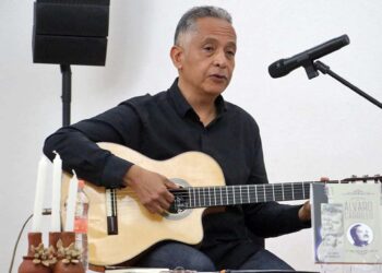Foto: Adrián Gaytán // Mario Carillo interpretó algunos éxitos de Álvaro Carrillo.