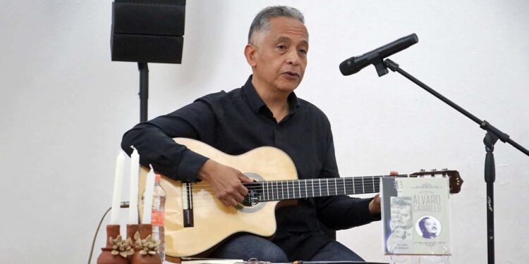Foto: Adrián Gaytán // Mario Carillo interpretó algunos éxitos de Álvaro Carrillo.
