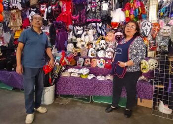 Foto: Lisbeth Mejía // Sandra Lilia Robles Hernández, comerciante del mercado Benito Juárez, defiende los tradicionales disfraces.
