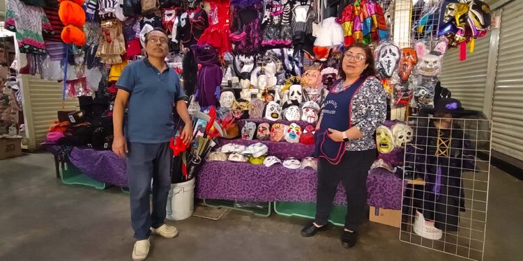 Foto: Lisbeth Mejía // Sandra Lilia Robles Hernández, comerciante del mercado Benito Juárez, defiende los tradicionales disfraces.