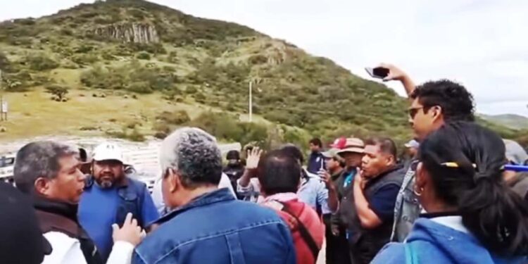 Se enfrentan por problemas de tierra.