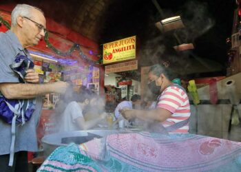 Foto: Adrián Gaytán // Una tamalera atiende a un cliente en el mercado Sánchez Pascua.