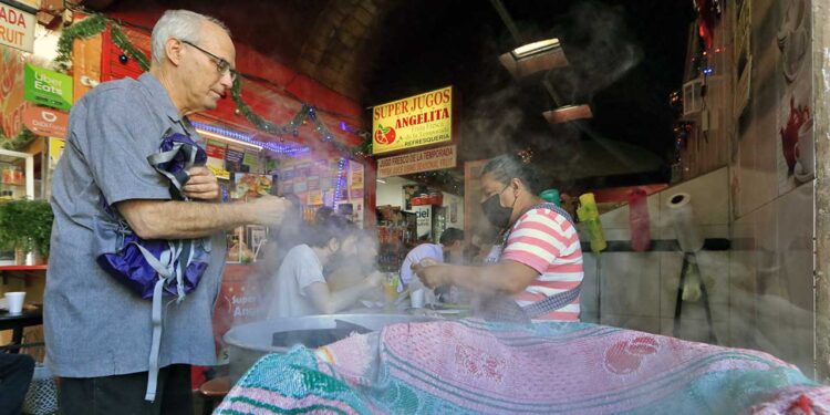 Foto: Adrián Gaytán // Una tamalera atiende a un cliente en el mercado Sánchez Pascua.
