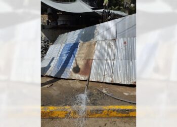 A plena luz del día, el desperdicio de agua a todo lo que da.