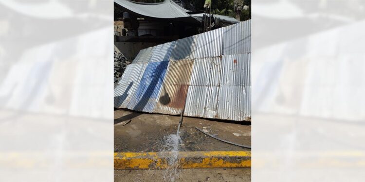 A plena luz del día, el desperdicio de agua a todo lo que da.