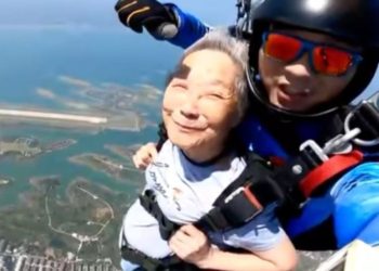 ¡Abuela de 84 años se lanza de paracaídas!